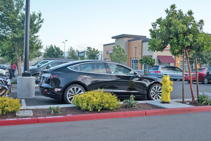 Владельцы Tesla борются за право безопасного использования Tesla Summon