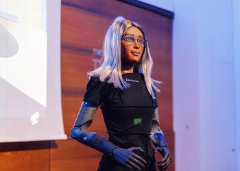 Гуманоидный робот Мика стал первым в мире ИИ-генеральным директором в польской компании Dictador - производителя коллекционного рома