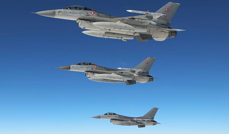 Danmark overleverer første parti F-16 Fighting ...