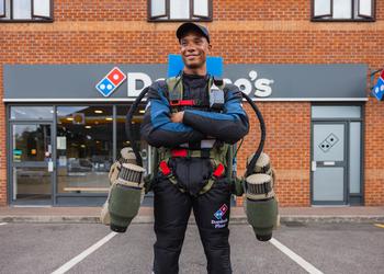 Rocket Man: Domino’s Pizza впервые в истории использовала реактивный костюм для доставки пиццы по воздуху