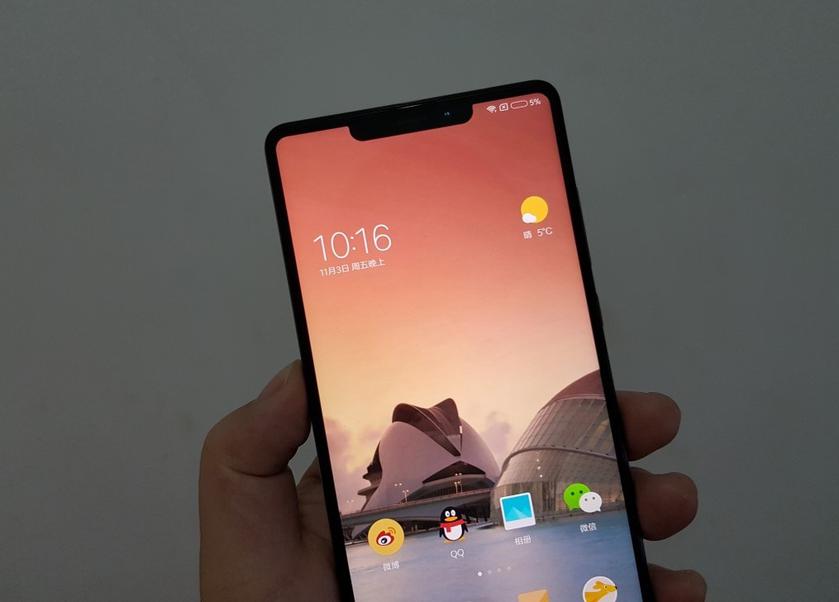 В Сети появились фото смартфона Xiaomi Mi MIX 2s с дисплеем как у iPhone X