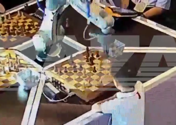 Восстание машин началось – роботу не понравилась спешка, и он сломал шахматисту палец на турнире в москве