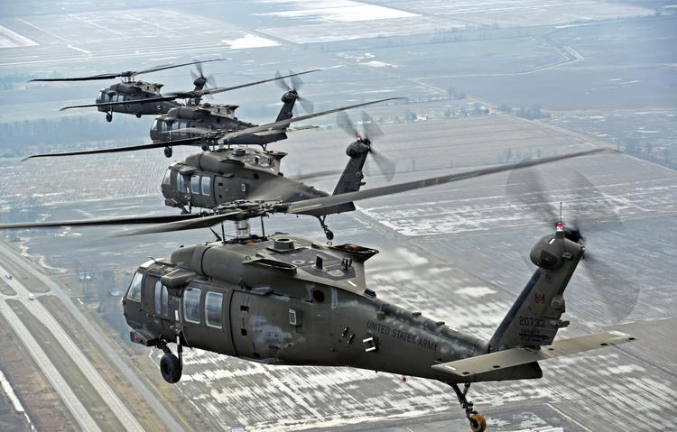 UH-60L og Airbus AS532 UE Cougar ...