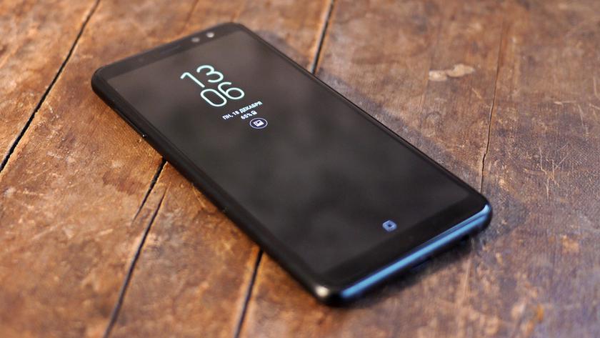   One of the three versions of the Samsung Galaxy S10 will get a flat screen, without curved edges. 