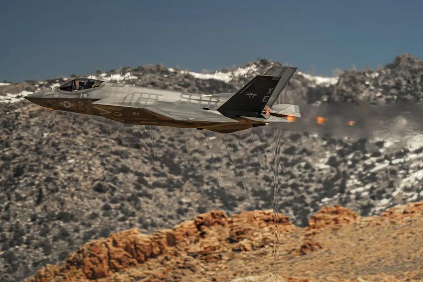 Фотограф сделал эффектные снимки истребителя пятого поколения F-35C Lightning II, пролетающего на низкой высоте с околозвуковой скоростью