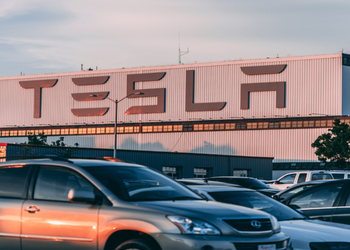 Tesla в очередной раз снизила цены на электрокары на фоне потери позиций на рынке