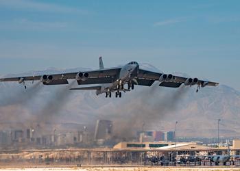 Boeing и Rolls-Royce испытали модель ядерного бомбардировщика B-52 Stratofortress с новыми двигателями F130