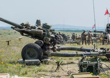 Украинские солдаты учатся использовать американские гаубицы M119A3, это самая современная версия M119 с цифровой системой управления огнем