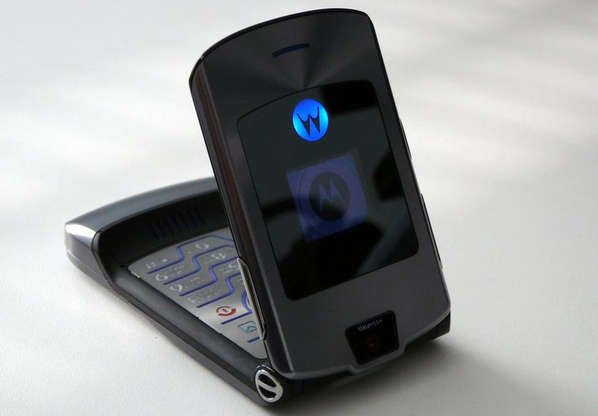 Motorola запатентовала складной смартфон. Возможно это новый RAZR