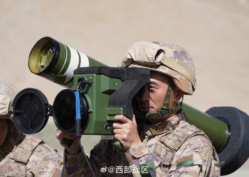 Китайцы показали противотанковый ракетный комплекс Red Arrow-12 стоимостью $18 000, который считается аналогом FGM-148 Javelin