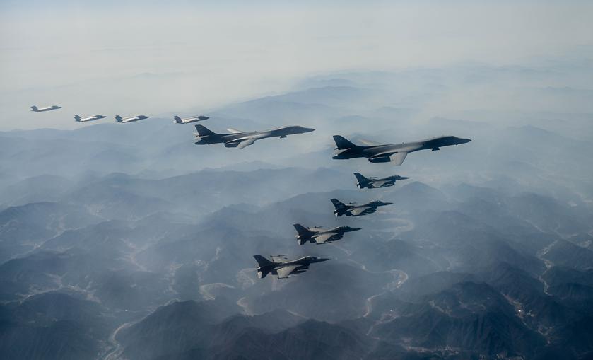 Сверхзвуковые стратегические бомбардировщики B-1B Lancer в 4-й раз с начала 2023 года приняли участие в учениях в Южной Корее