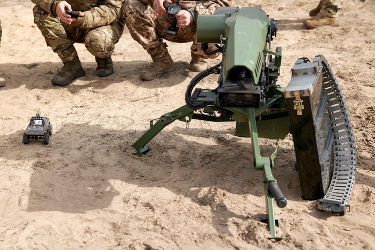 Ukrainische Armee testet fast 100 Bodendrohnen