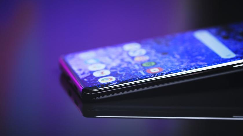 Samsung троллит Apple: компания дарит салфетки владельцам смартфонов Galaxy