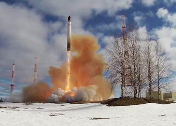 Россияне готовятся запустить массовое производство межконтинентальных баллистических ракет РС-28 «Сармат» дальностью 18 000 км, которые могут нести ядерную боеголовку мощностью 7,5 мегатонн
