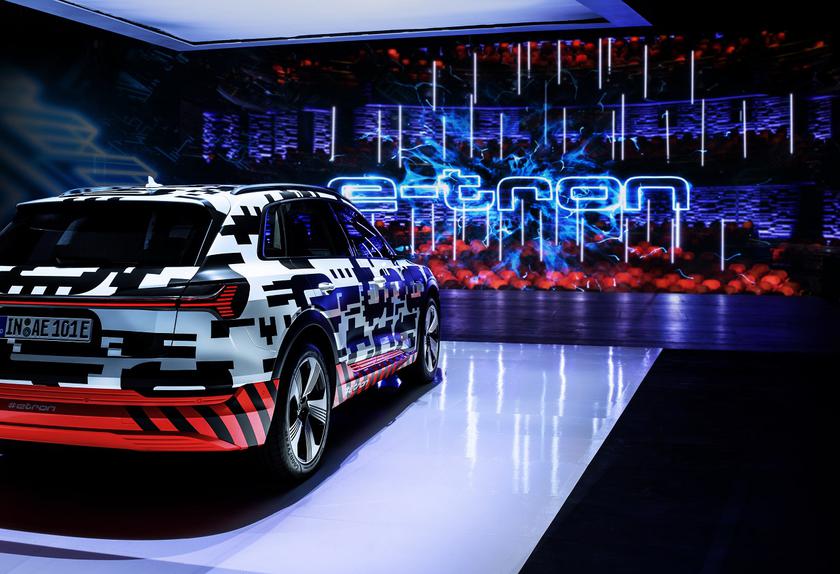 Электрический внедорожник Audi e-tron получил виртуальные зеркала заднего вида