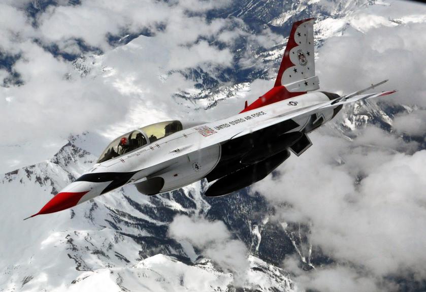 ВВС США тестирует беспилотные F-16 в качестве ведомого для реального пилота