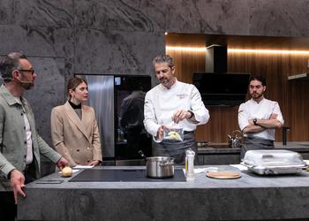 Samsung демонстрирует приготовление пищи с помощью искусственного интеллекта на выставке EuroCucina 2024 в Милане