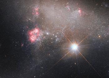 Космический телескоп Hubble сделал эффектный снимок неправильной галактики ARP 263 и звёздной фотобомбы