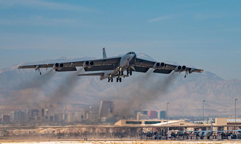 Boeing и Rolls-Royce испытали модель ядерного бомбардировщика B-52 Stratofortress с новыми двигателями F130