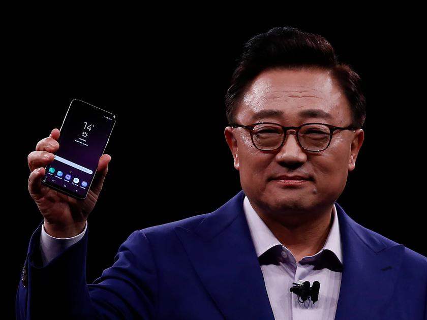 Глава Samsung Mobile рассказал, каким будет первый складной смартфон компании