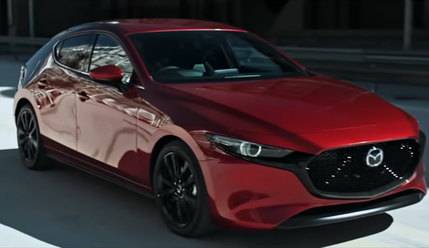 Водители Mazda 3, берегитесь: из-за ошибки в ПО машина сама тормозит без причины