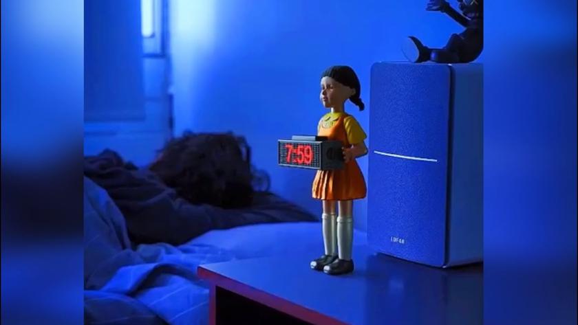 Стреляющий будильник в виде куклы-убийцы из сериала Netflix «Игра в кальмара» разбудит любого (видео)