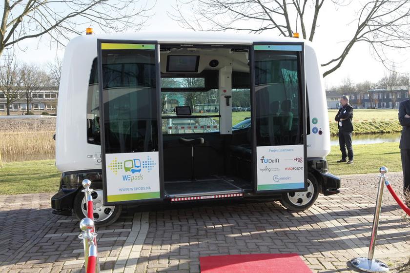 Первые беспилотные автобусы WEpod выехали на дороги Нидерландов