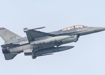 ВВС Сингапура публично подтвердили, что модернизированные истребители F-16 Fighting Falcon вооружены ракетами четвёртого поколения Python 5 с дальностью 20 км