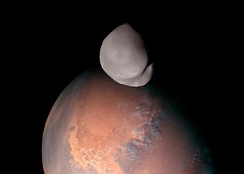 Космический зонд Hope сделал первые снимки необычного спутника Марса