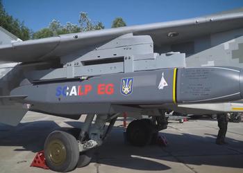 Зеленский впервые показал французские ракеты SCALP-EG с дальностью пуска более 250 км на украинском фронтовом бомбардировщике Су-24