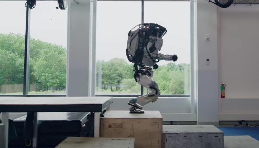 Boston Dynamics показала на видео паркур роботов Atlas