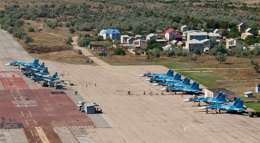 На российской авиабазе в Крыму прогремели мощные взрывы – на аэродроме находилось более 20 самолётов