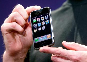 Запечатан, ни разу не использован: первый iPhone продали на аукционе за $55 тысяч