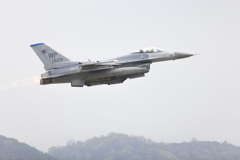 Корейское телевидение показало видео крушения американского истребителя F-16