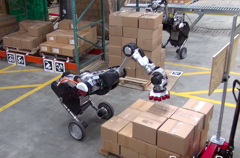 Видео дня: робот-птица Boston Dynamics с присоской вместо клюва подрабатывает грузчиком