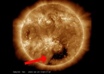 NASA обнаружило на Солнце массивную дыру размером в 20-30 раз больше Земли