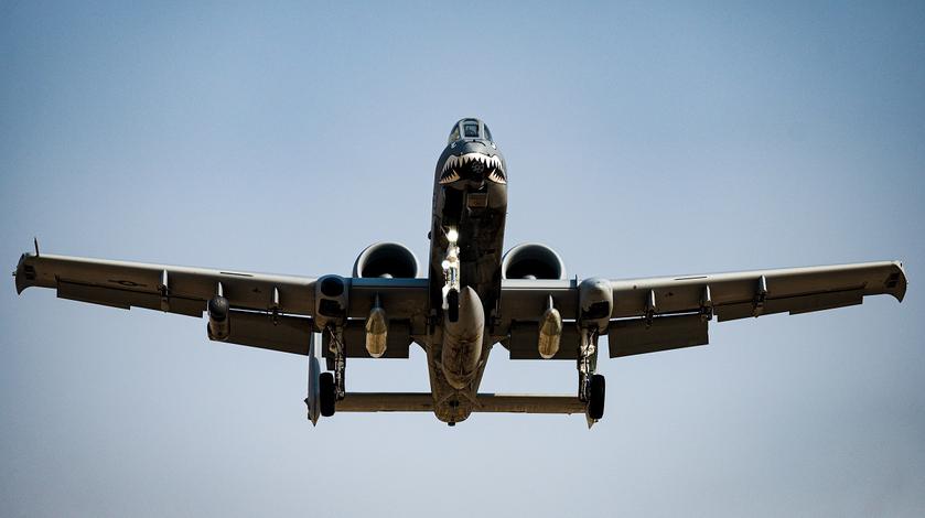 Первый легендарный штурмовик A-10 Thunderbolt II прибыл на Ближний Восток на помощь истребителям F-15E и F-16