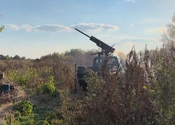 Украинские военные создали импровизированную реактивную систему залпового огня из авиационной пусковой установки LAU-131 и неуправляемых ракет Hydra 70 на базе внедорожника