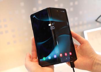 Samsung представила новый гибкий дисплей Flex In & Out, который может складываться в обе стороны