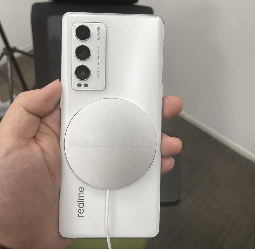 В сети появились изображения прототипа смартфона Realme GT Master Edition с поддержкой магнитной зарядки MagDart