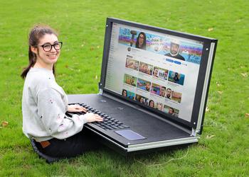 Блогеры сделали огромный 43-дюймовый ноутбук: телевизор в качестве экрана, 2,5 кг клавиатура и общий вес более 45 кг (видео)
