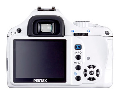 Pentax представил белую версию зеркальной камеры K-m (K2000)-3
