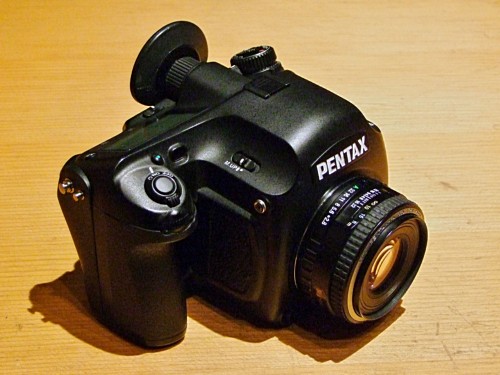 Pentax возобновляет работу над цифровой среднеформатной камерой
