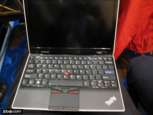 Неопознанный ThinkPad с клавиатурой островного вида и белым корпусом (некоторые слухи)