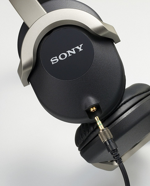 Sony выводит на глобальный рынок новые наушники класса Hi-End 