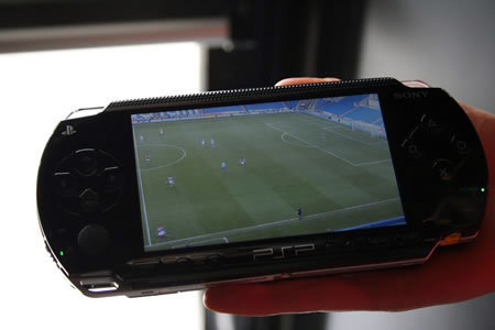 Сони разрабатывает платформы для применения PSP футбольными фанами