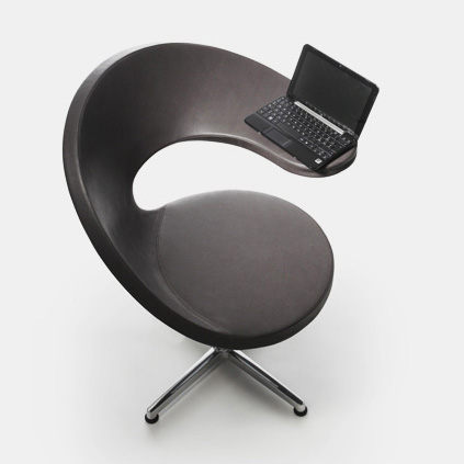 Концепт стула для отдыха с ноутбуком