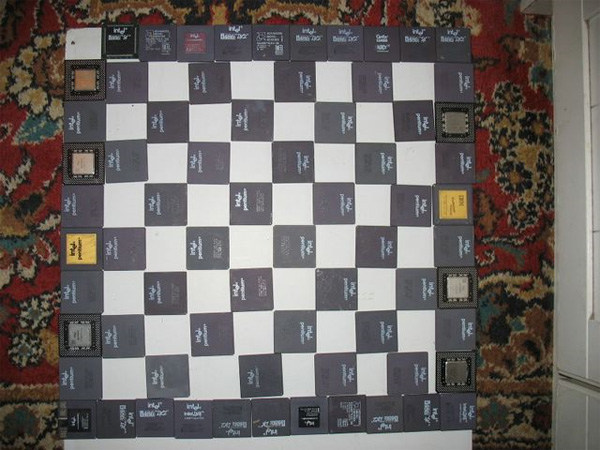 Шахматный столик из старых компакт-дисков и микропроцессоров-4