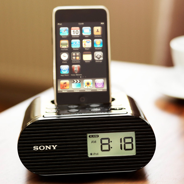 Sony ICF-DS11iP и ICF-C05iP: две докинговые станции для iPod-3