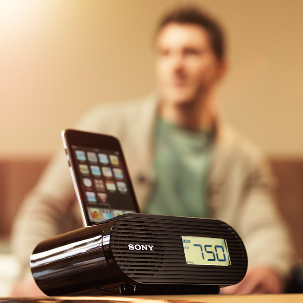 Sony ICF-DS11iP и ICF-C05iP: две докинговые станции для iPod-4